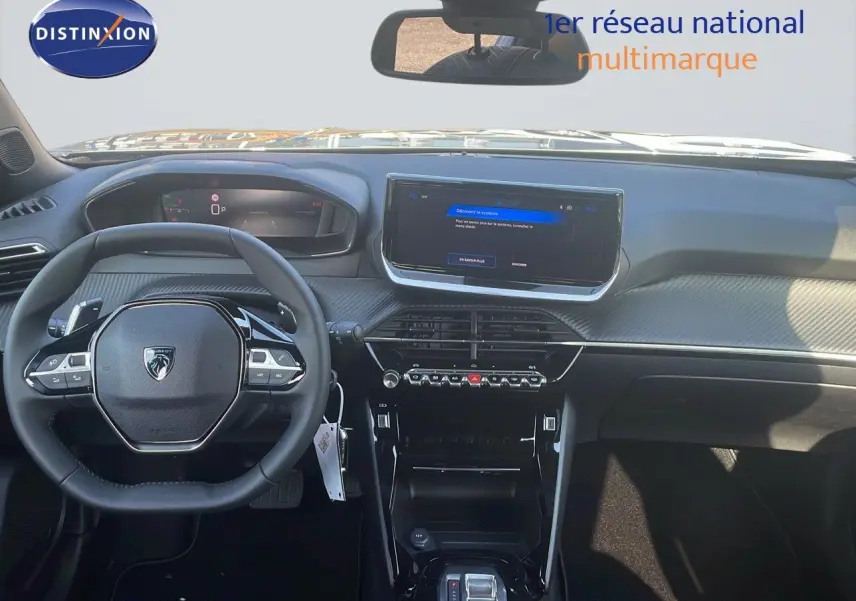 Intérieur du Peugeot 2008 Hybrid 2025 en gris, vue frontale du tableau de bord avec écran tactile et volant compact.