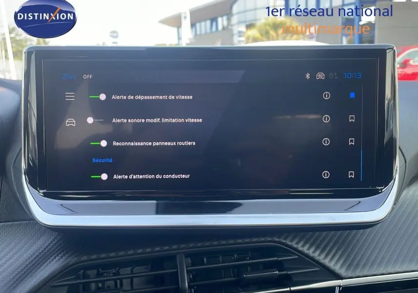 Écran tactile central du Peugeot 2008 Hybrid 136ch Allure 2025 affichant les alertes de sécurité conducteur.