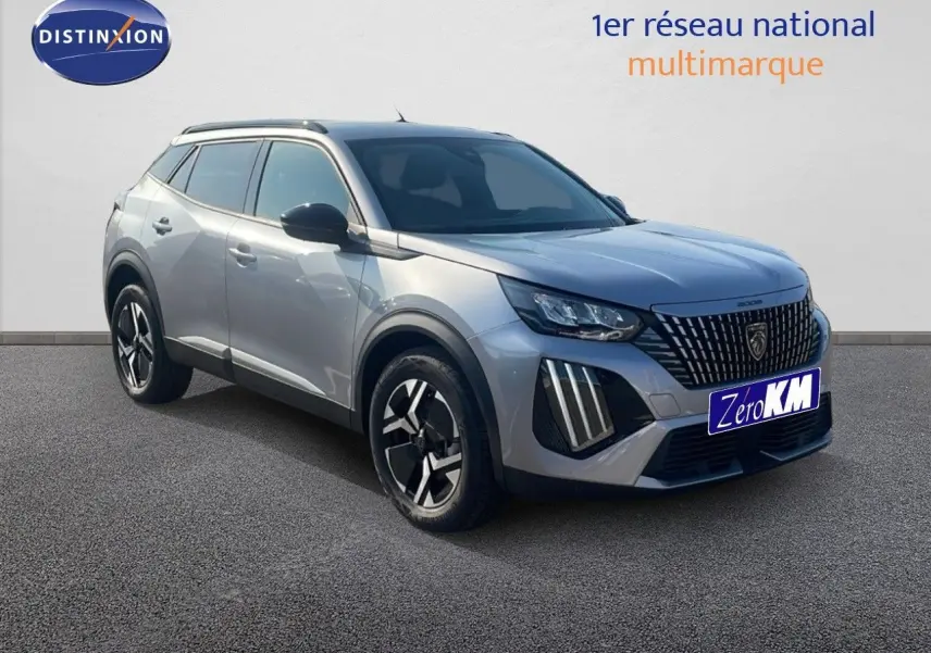 Peugeot 2008 Hybrid gris Artense métal en 3/4 avant droit, mettant en valeur sa calandre distinctive et ses feux LED.