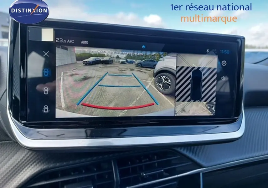 Écran multimédia affichant la caméra de recul et vue 360° du parking avec une Peugeot 2008 gris Artense en arrière-plan.