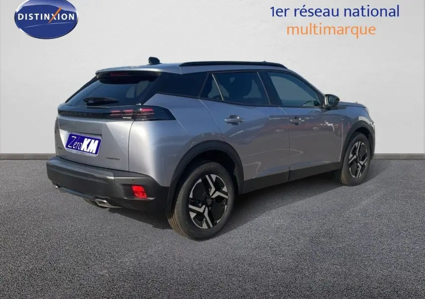 Peugeot 2008 Hybrid gris Artense métal en 3/4 arrière droit, soulignant ses jantes noires et toit noir contrasté.
