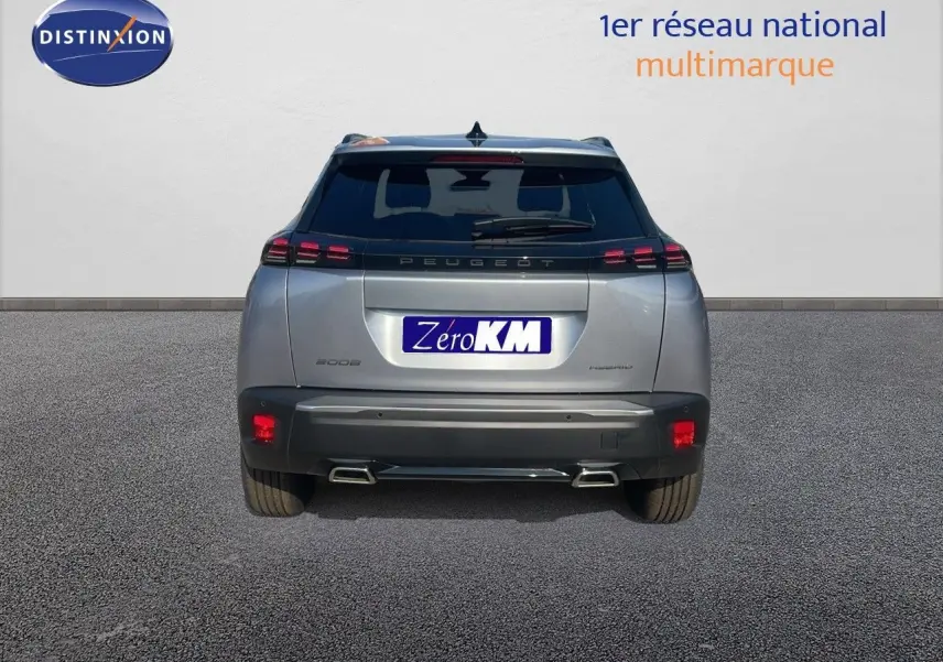 Vue arrière d'un Peugeot 2008 hybride gris Artense Métal avec feux LED et double sortie d'échappement intégrée.