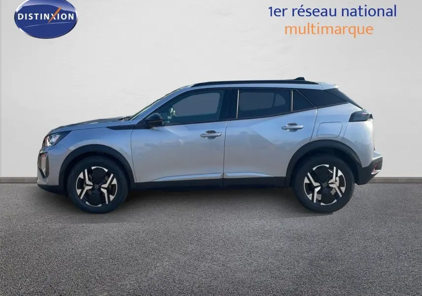 Profil droit du Peugeot 2008 Hybrid 136ch Allure gris Artense métal avec jantes noires et toit noir contrasté.