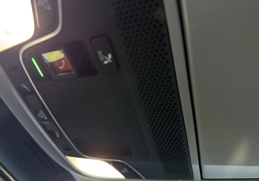 Vue intérieure du plafonnier avec éclairage et boutons de commande dans un Honda CR-V Hybrid 2019 gris