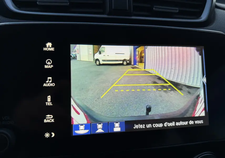 Écran de caméra de recul du Honda CR-V Hybrid 2019 montrant une aire de stationnement avec marquages jaunes.