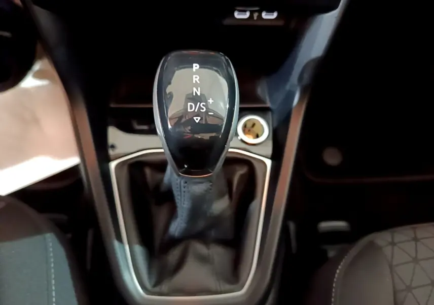 Le levier de vitesses automatique noir du Volkswagen T-Cross 2023, vue rapprochée de la console centrale intérieure.