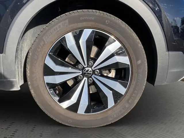 Gros plan sur la jante alliage 17 pouces Bangalore bicolore du Volkswagen T-Cross noir, côté droit.