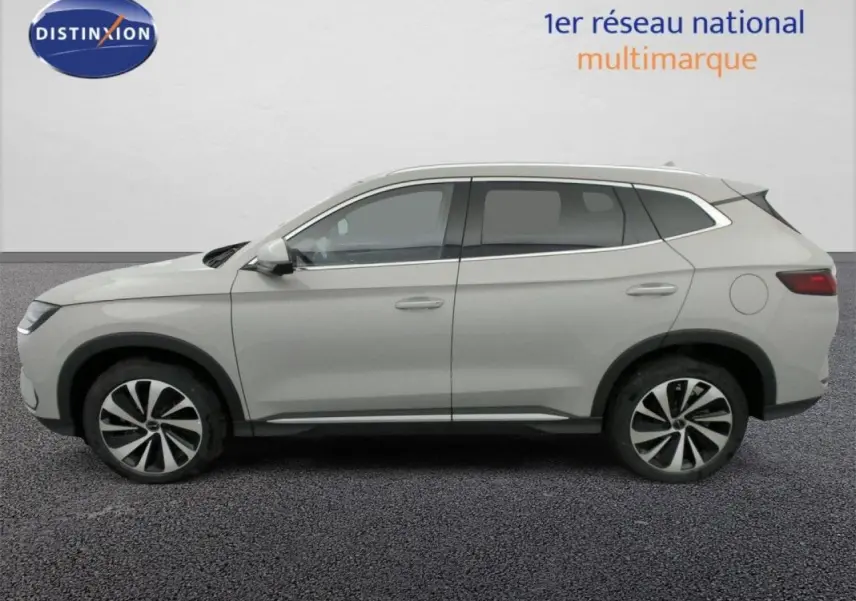 Vue de profil côté gauche du SUV électrique BYD SEAL U 2025 en couleur Boundless Cloud, avec jantes bicolores et lignes épurées.