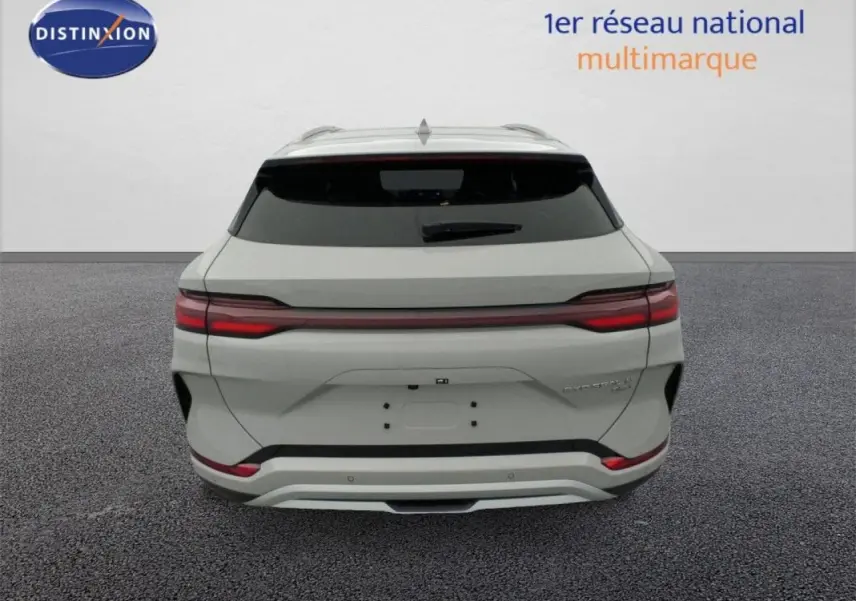 Vue arrière du BYD SEAL U 2025 en couleur Boundless Cloud avec feux arrière fins et vitre arrière teintée.