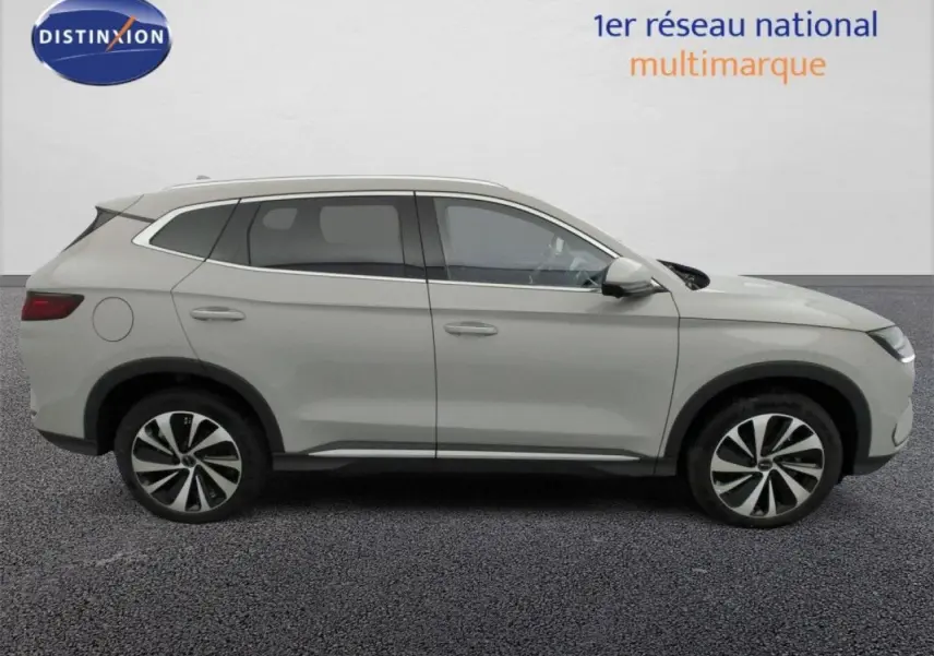 Vue de profil côté gauche du SUV électrique BYD SEAL U 2025 en couleur Boundless Cloud avec jantes modernes bicolores.