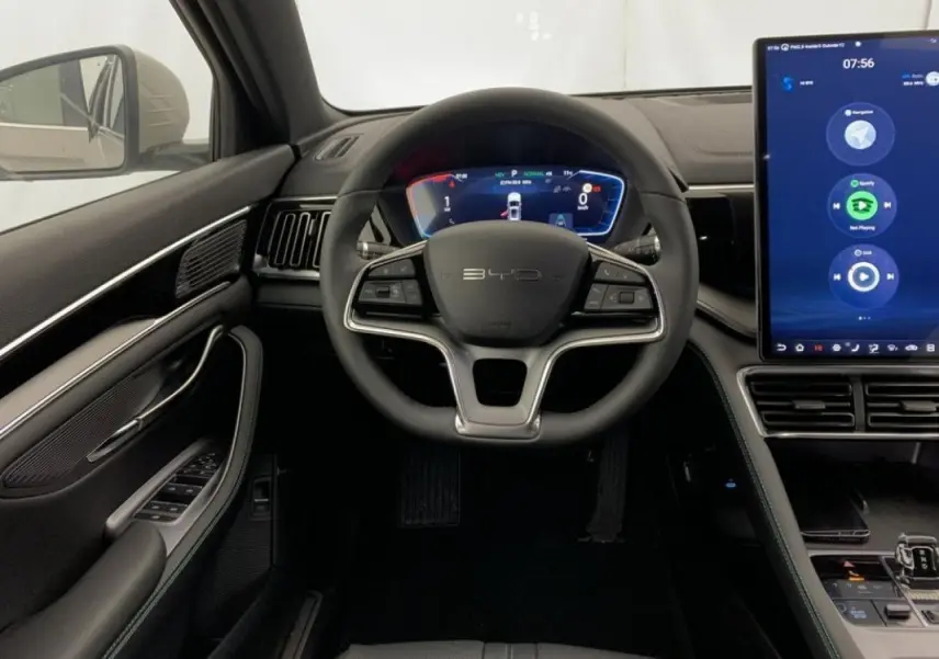 Vue intérieure centrée sur le volant BYD Seal U 2025, affichage numérique et grand écran tactile vertical.