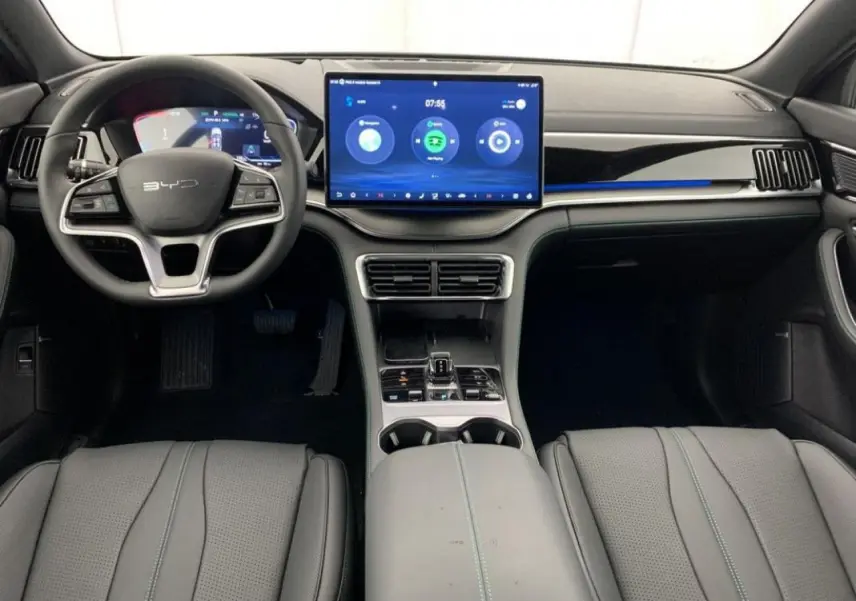 Vue intérieure avant du BYD SEAL U 2025 en gris, avec grand écran tactile central et volant simili cuir vegan.