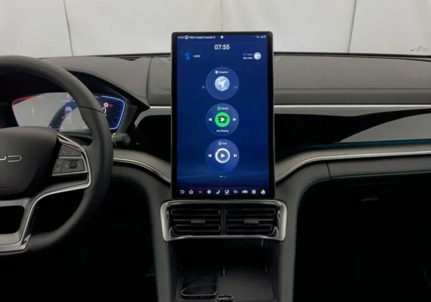 Vue intérieure centrée sur la console tactile verticale du BYD SEAL U 2025, volant à gauche, ambiance noire élégante.