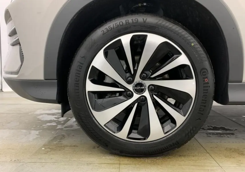 Gros plan sur la roue avant droite du BYD SEAL U 2025 en couleur Boundless Cloud, jante bicolore noire et argent.