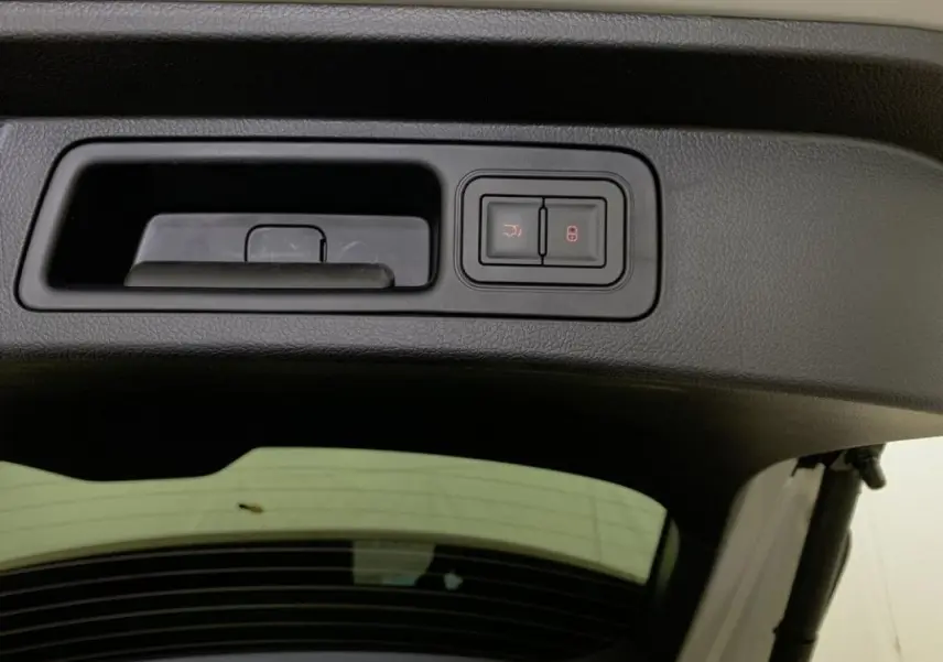 Gros plan sur la commande intérieure du hayon électrique du BYD SEAL U 2025 en couleur Boundless Cloud.