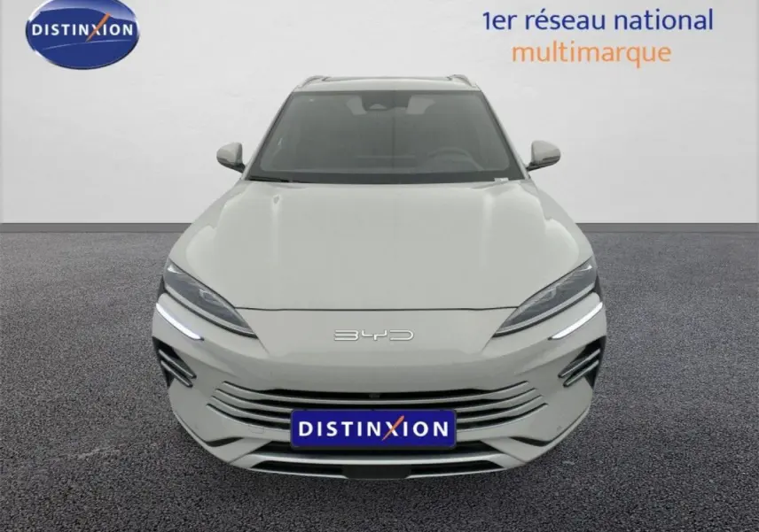 Vue avant du BYD SEAL U 2025 en couleur Boundless Cloud, mettant en valeur ses phares LED fins et sa calandre épurée.