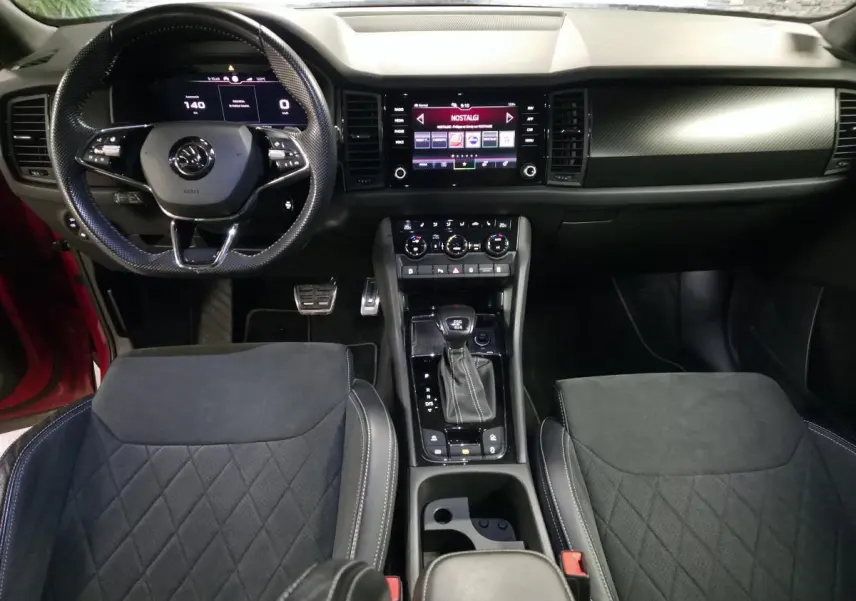Vue intérieure frontale du Skoda Kodiaq Sportline 2021, avec volant cuir sport et console centrale noire.