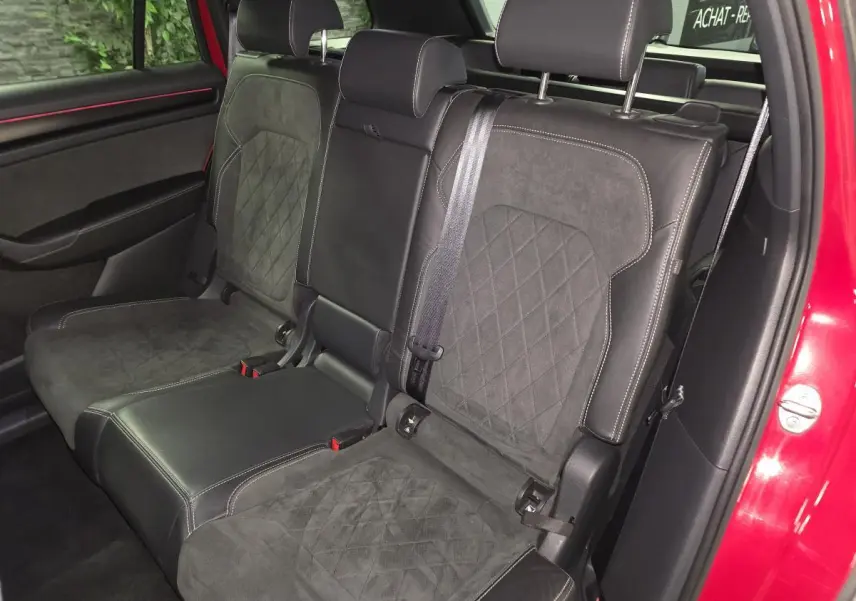 Vue intérieure côté droit sur la banquette arrière cuir/Alcantara noire du Skoda Kodiaq rouge 7 places Sportline 2021.