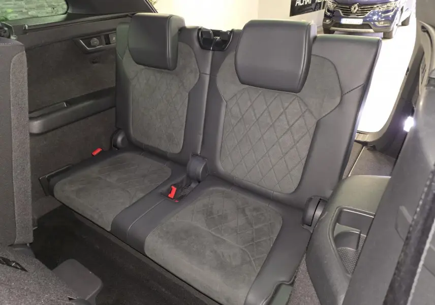Vue intérieure sur la troisième rangée de sièges en cuir et Alcantara noirs du Skoda Kodiaq Sportline rouge 2021.