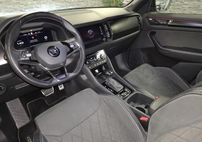 Vue intérieure côté conducteur du Skoda Kodiaq Sportline 2021, sellerie noire Alcantara et tableau de bord digital.