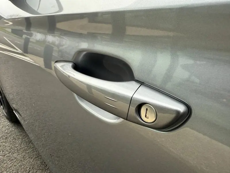Gros plan sur la poignée de porte côté gauche de l’Opel Corsa 1.2 Turbo 100ch GS gris métallisé avec serrure visible.