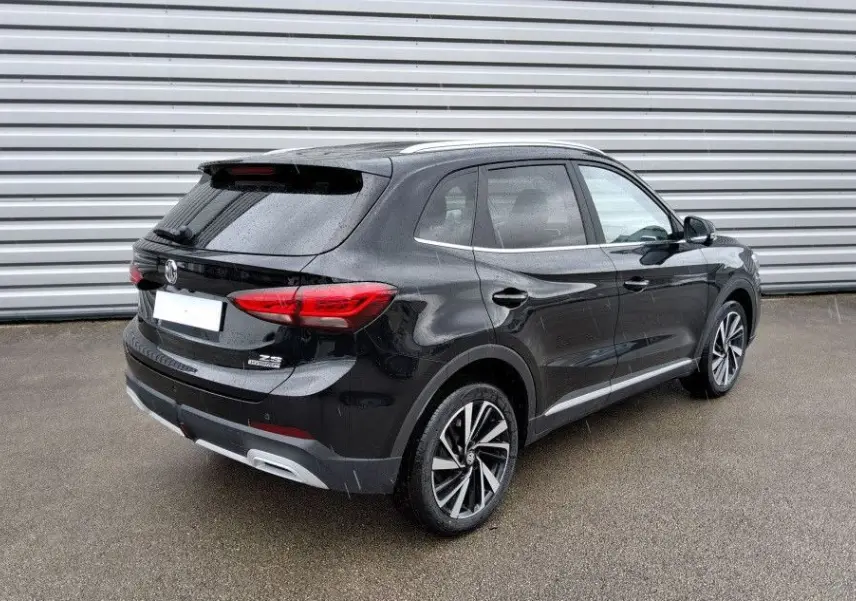 Vue 3/4 arrière droite d'un MG ZS 1.5 Hybrid+ 197 Luxury Pebble Black avec jantes alliage et feux LED.