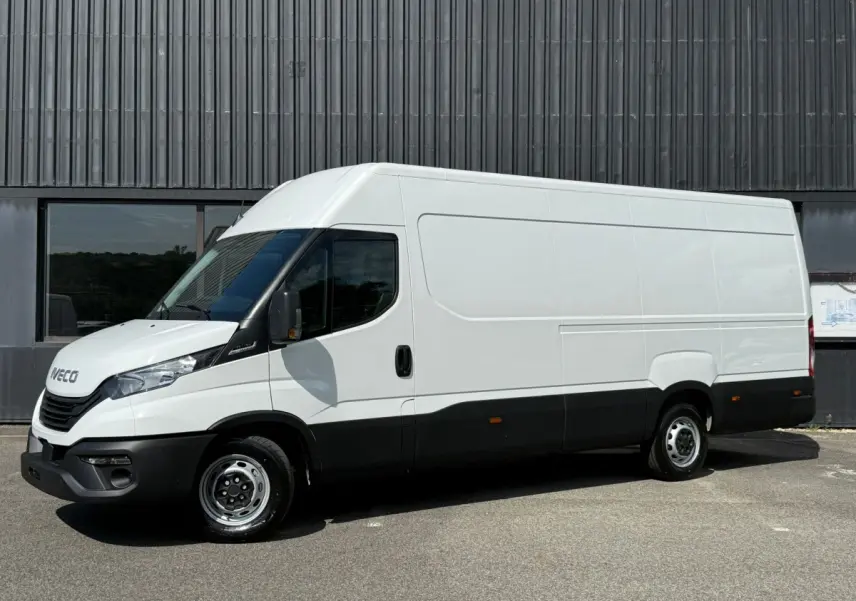 IVECO Daily blanc en vue de profil côté gauche, fourgon utilitaire avec pare-chocs noir et jantes acier.