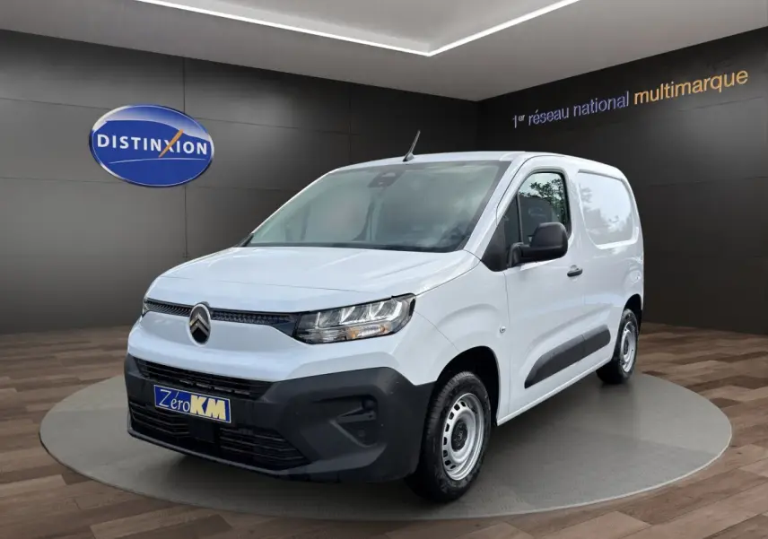 Vue 3/4 avant droite du Citroën Berlingo blanc 2026 avec pare-chocs noir et jantes acier simples.