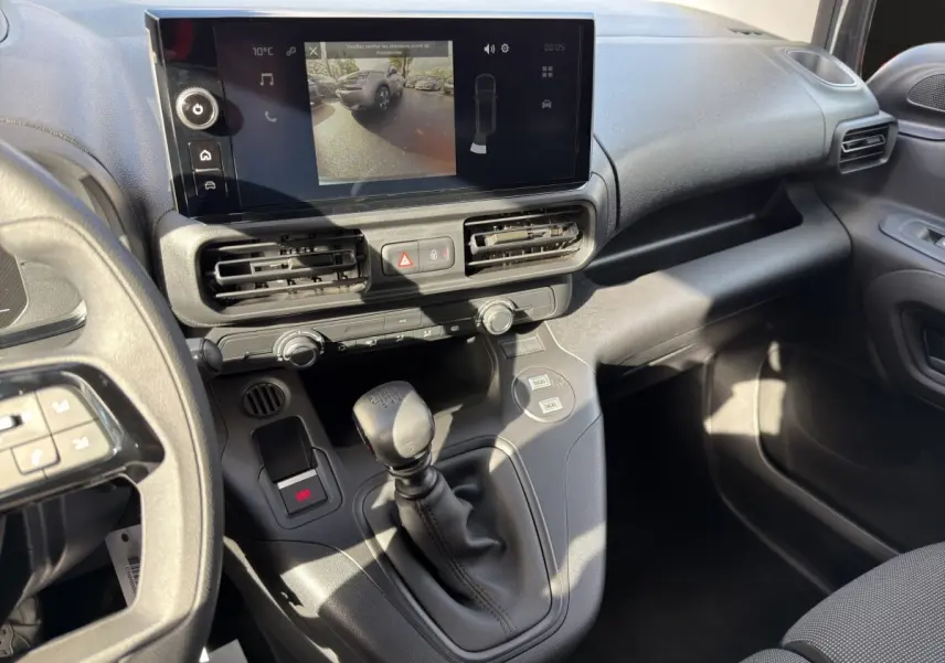Vue intérieure côté passager du tableau de bord du Citroën Berlingo M BlueHDi 100 2026 avec écran tactile affichant la caméra de recul.