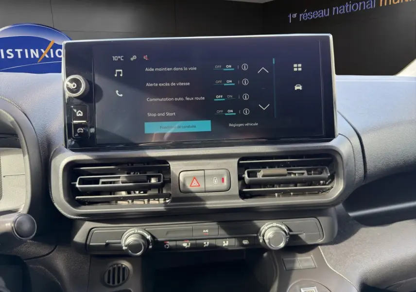 Vue rapprochée du tableau de bord du Citroën Berlingo blanc 2026 avec écran tactile multifonctions de 10 pouces.
