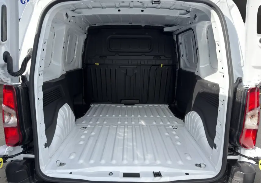 Vue arrière ouverte du Citroën Berlingo blanc 2026 montrant l'espace de chargement vide et la cloison pleine noire.