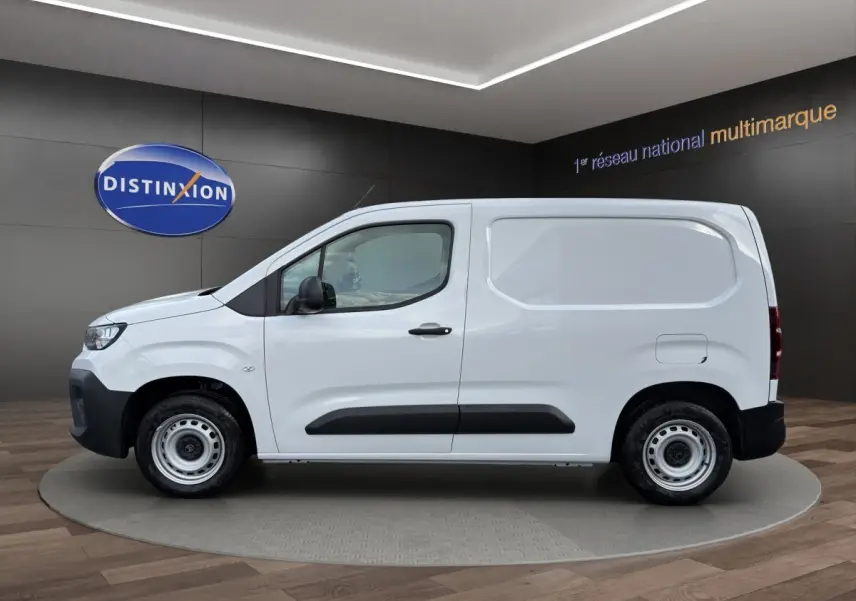 Profil côté gauche du Citroën Berlingo blanc 2026, utilitaire compact avec porte latérale pleine et jantes acier.