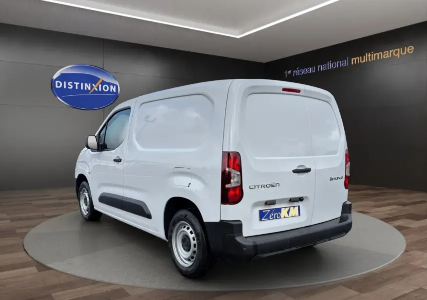 Vue 3/4 arrière droite d’un utilitaire Citroën Berlingo blanc avec panneaux latéraux pleins et pare-chocs noirs.