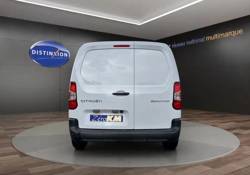 Vue arrière d’un Citroën Berlingo blanc 2026, fourgon compact avec portes battantes et logo distinctif.