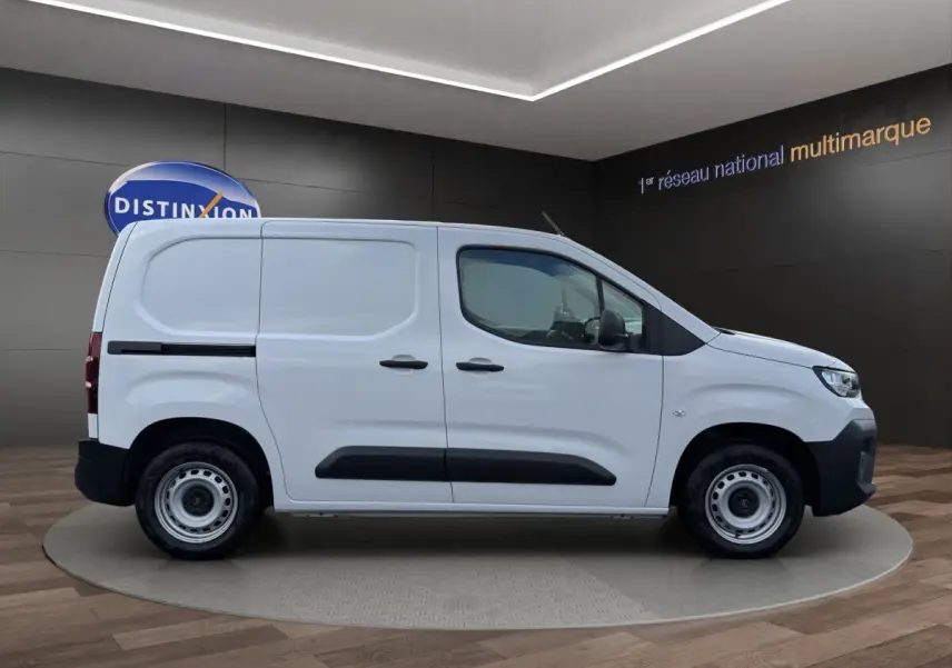 Profil côté droit d’un utilitaire Citroën Berlingo blanc avec porte latérale coulissante et jantes acier.