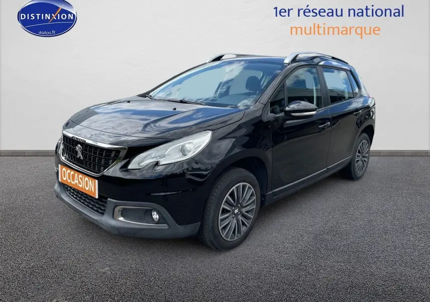 Peugeot 2008 noir métal en 3/4 avant droit, mettant en valeur ses phares LED et jantes alliage.
