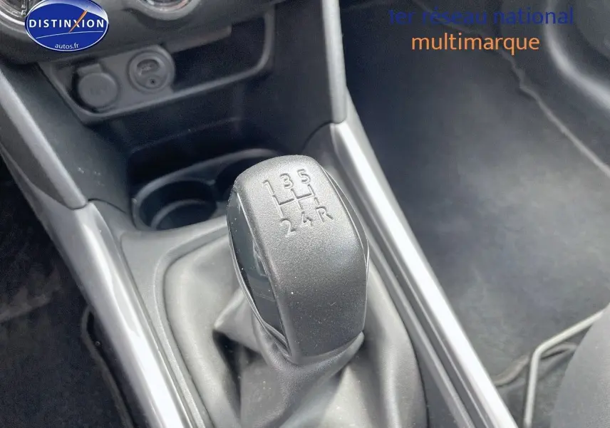 Le levier de vitesse manuel noir de la Peugeot 2008 1.2 PureTech, vu en gros plan depuis l'intérieur central.