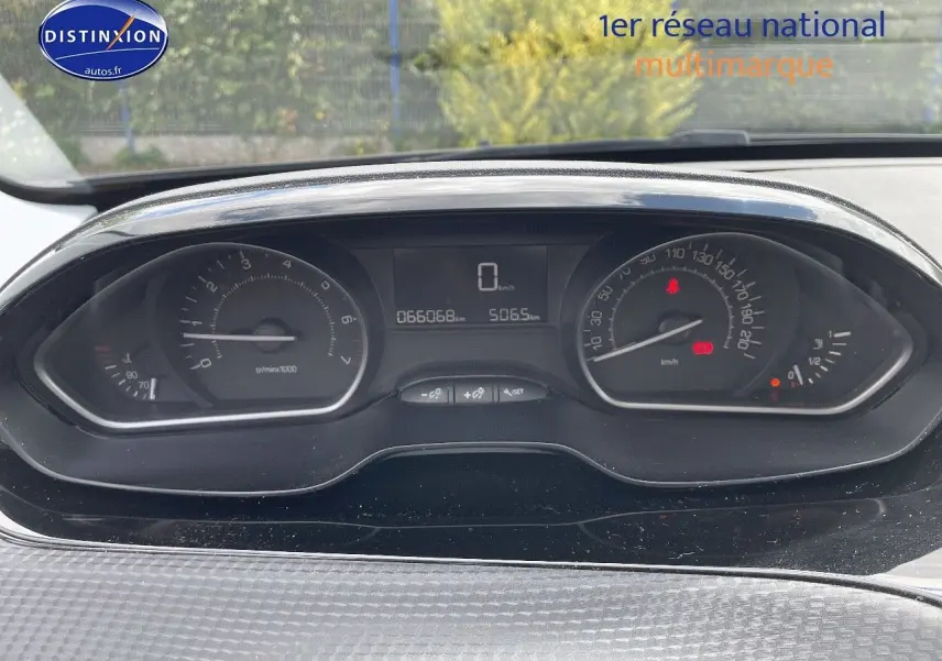 Vue rapprochée du tableau de bord noir du Peugeot 2008 1.2 PureTech 82ch Style, affichant compteur et jauge carburant.