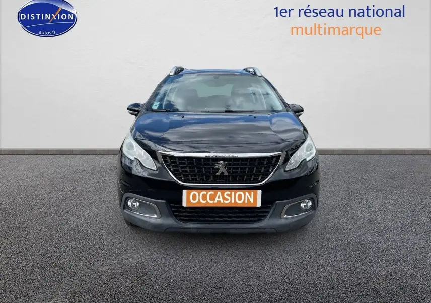 Peugeot 2008 noir métal vue de face, mettant en valeur la calandre et les phares LED distinctifs.