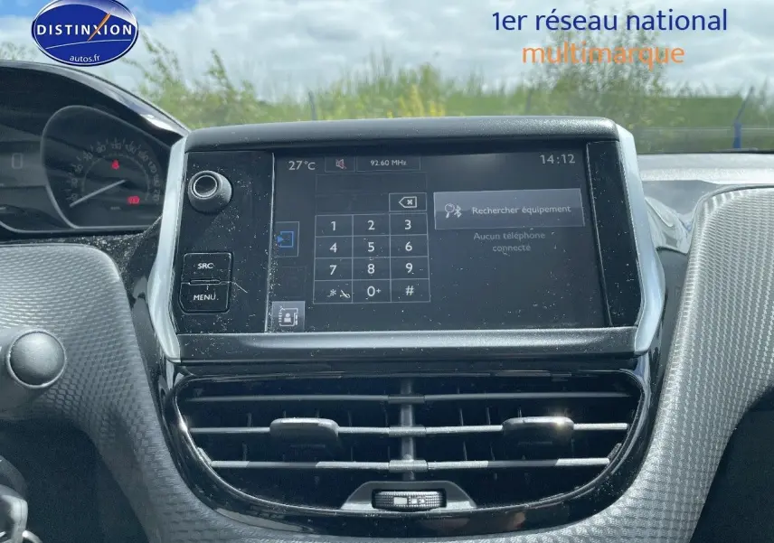 Tableau de bord de Peugeot 2008 2016 avec écran tactile central et commandes de climatisation visibles.