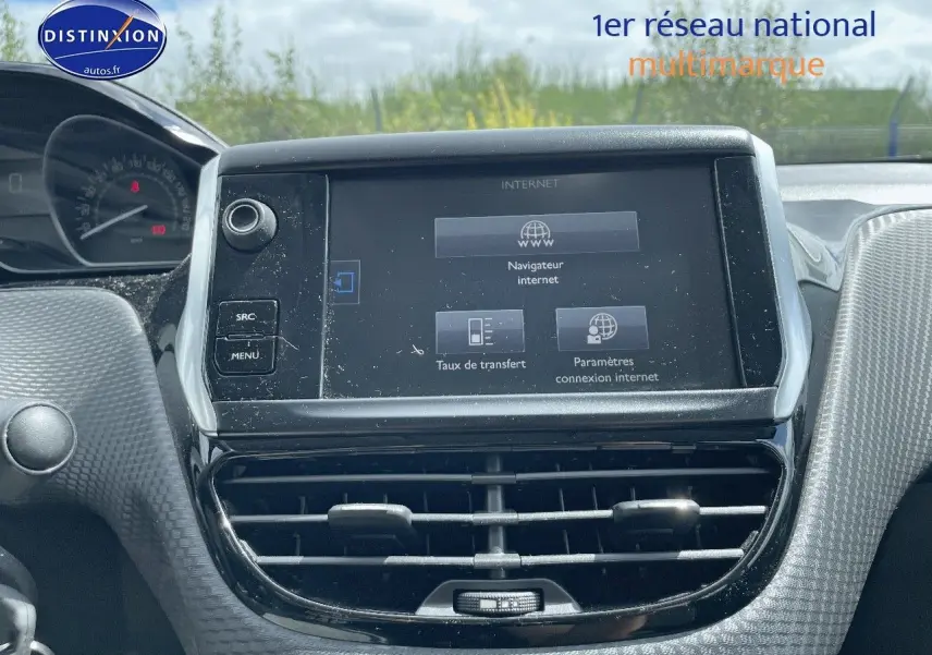 Écran tactile central affichant les options internet dans l’habitacle d’une Peugeot 2008 noire, vue du tableau de bord.