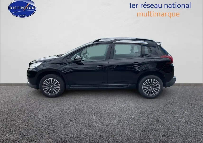 Profil côté gauche d'un Peugeot 2008 noir métal de 2016, version 1.2 PureTech Style avec jantes alliage et toit ouvrant.