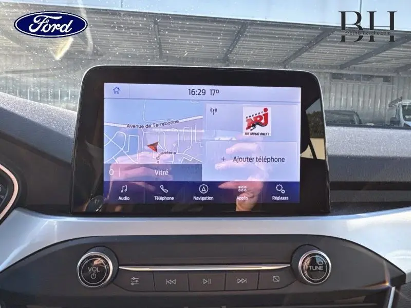 Écran tactile central avec navigation et commandes audio dans le tableau de bord d'une Ford Focus gris lunaire 2020