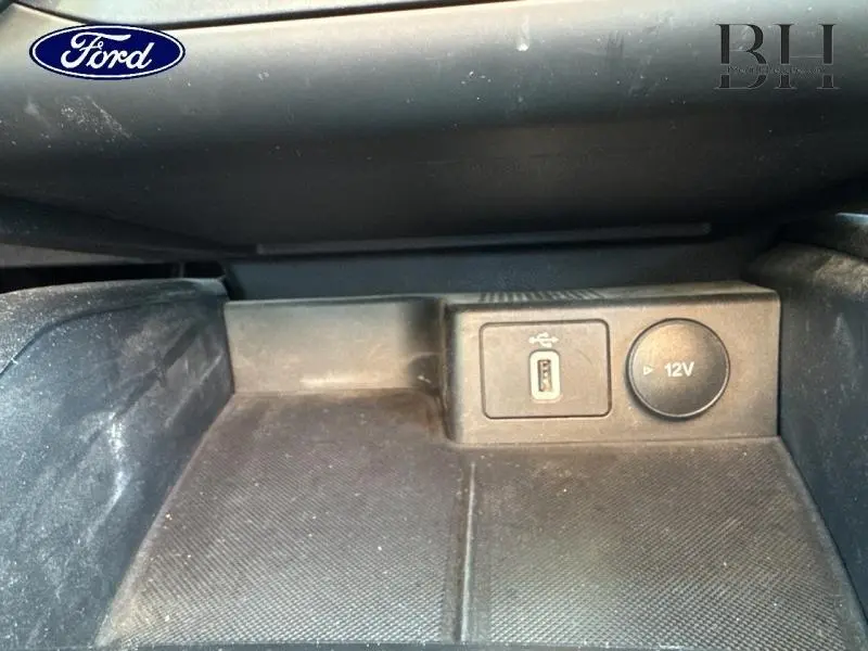Prise USB et prise 12V intégrées dans la console centrale d'une Ford Focus 1.5 EcoBlue 2020.