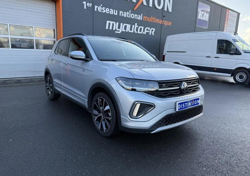 Volkswagen T-Cross R-Line argent métallisé en 3/4 avant, avec jantes alliage et calandre noire distinctive.