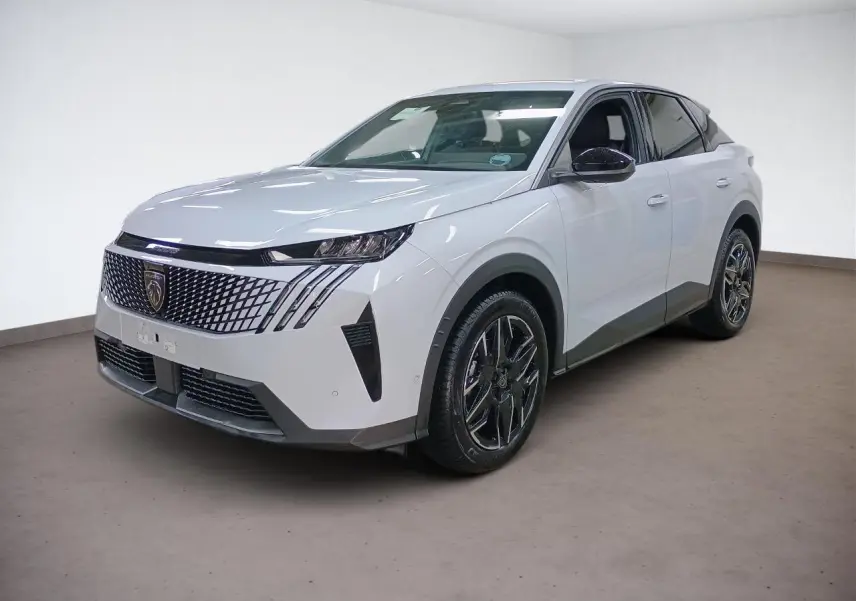 Peugeot 3008 blanc Okenite en 3/4 avant droit, avec calandre distinctive et jantes alliage noires brillantes.