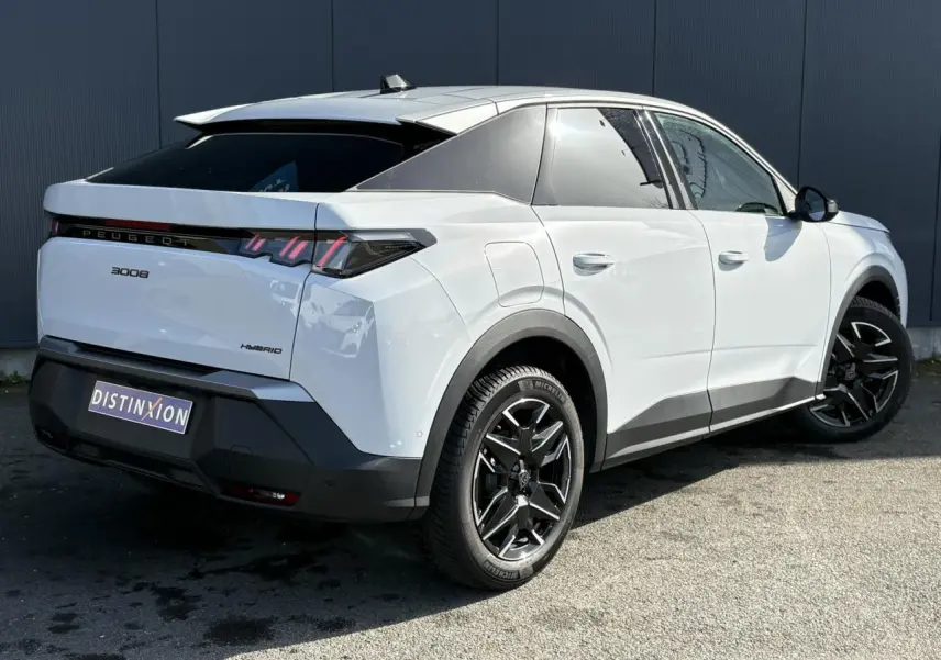 Vue 3/4 arrière droite du Peugeot 3008 Hybrid blanc Okenite avec jantes alliage noires et feux arrière LED 3 griffes.