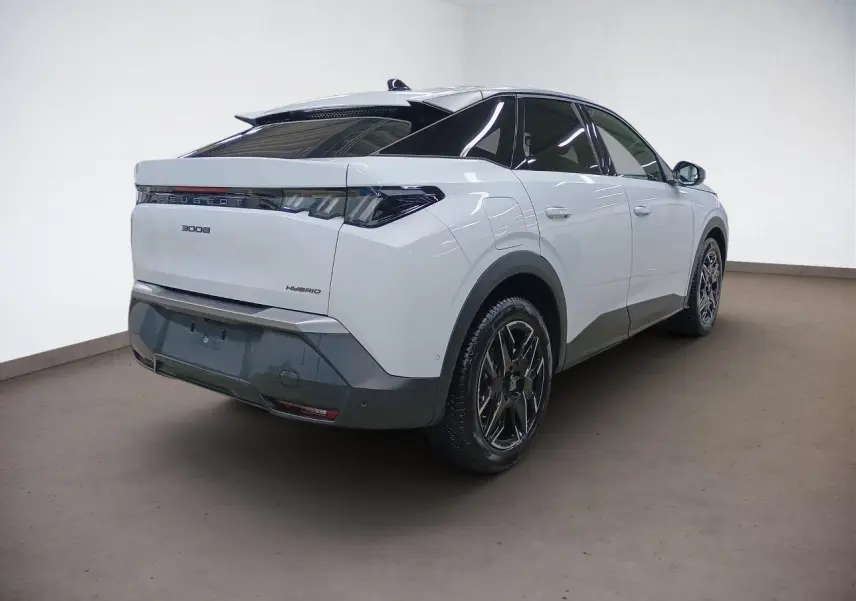Vue 3/4 arrière droite d'un Peugeot 3008 Hybrid blanc Okenite avec jantes alliage noires et toit noir contrasté.