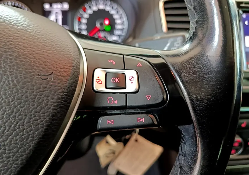 Gros plan sur les commandes multifonctions à droite du volant cuir noir du Volkswagen Sharan 2017.