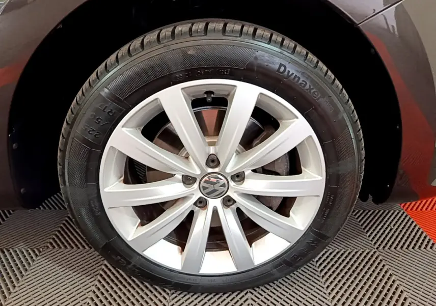 Gros plan sur la roue avant droite avec jante alliage argentée du Volkswagen Sharan marron 2017.